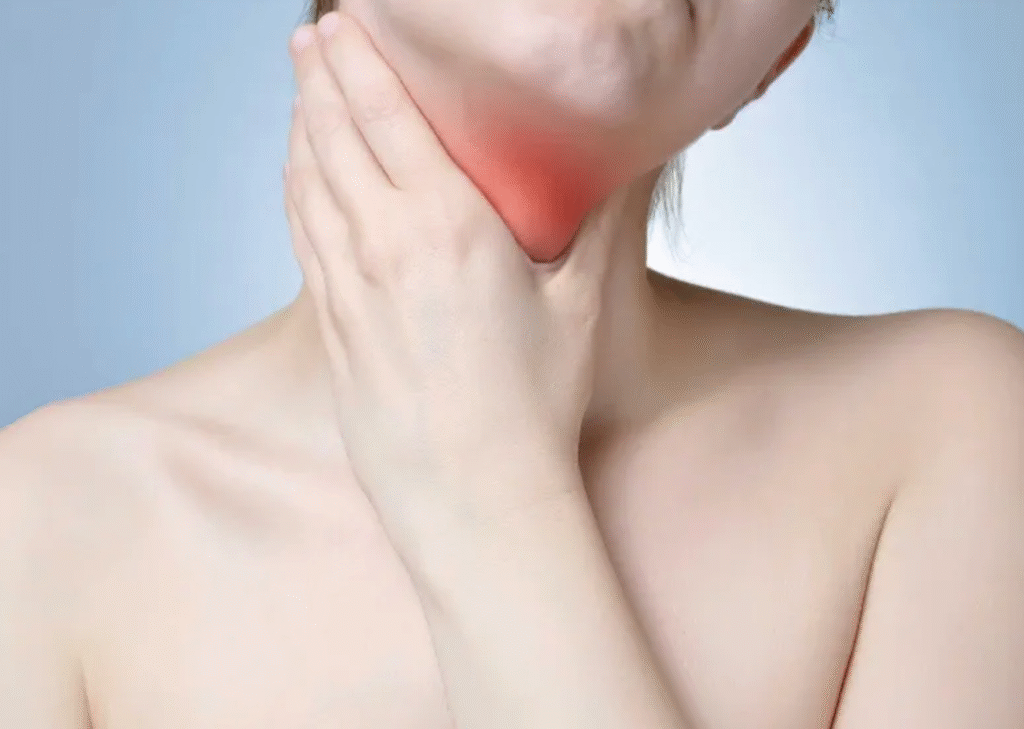 Dấu hiệu bướu cổ dễ nhận biết nhất là người bệnh cảm thấy khó chịu vùng cổ