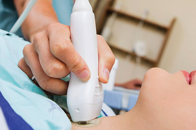 Bạn nên đi khám sớm khi nhận thấy các dấu hiệu bướu cổ